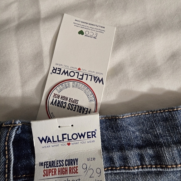 Wallflower Super High Rise Fearless Curvy Cutoff Jean Shorts Sz 9 Nwt - Picture 3 of 4